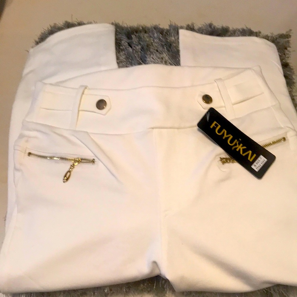NEW!!! Gorgeous White Capris “ONE SIZE”.